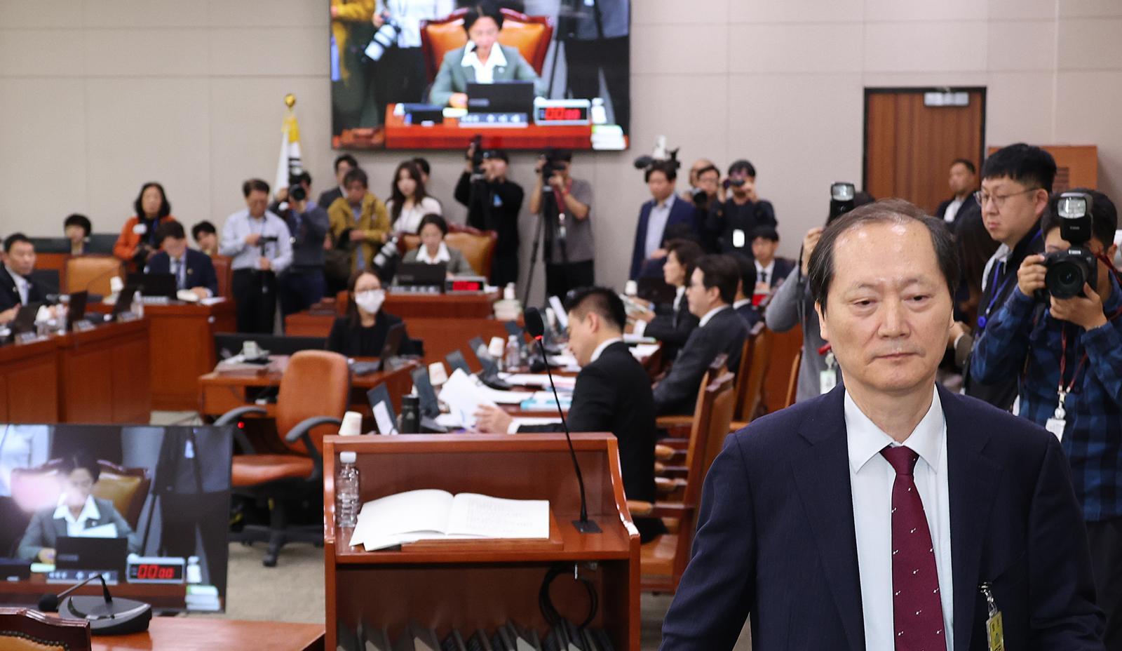 이완규 전 법제처장이 24일 오전 서울 여의도 국회에서 열린 법제사법위원회의 법제처에 대한 국정감사에서 증인 선서 거부 의사를 밝힌 뒤 자리로 돌아가고 있다. 2025.10.24 뉴시스