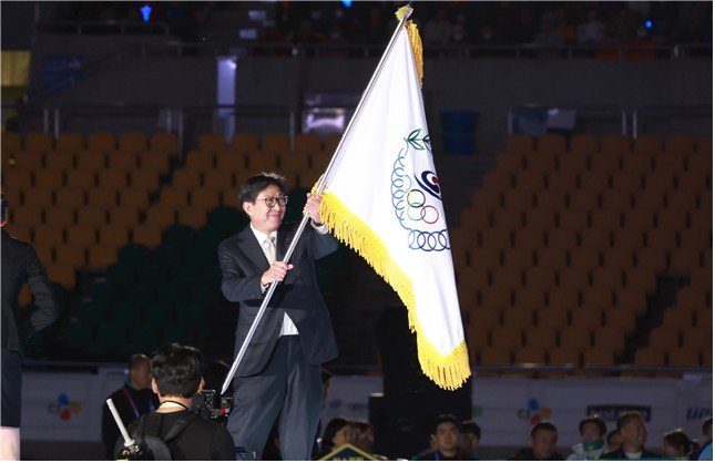 박형준 부산시장이 23일 열린 제106회 전국체육대회 폐회식에서 대회기를 흔들고 있다. 부산시 제공