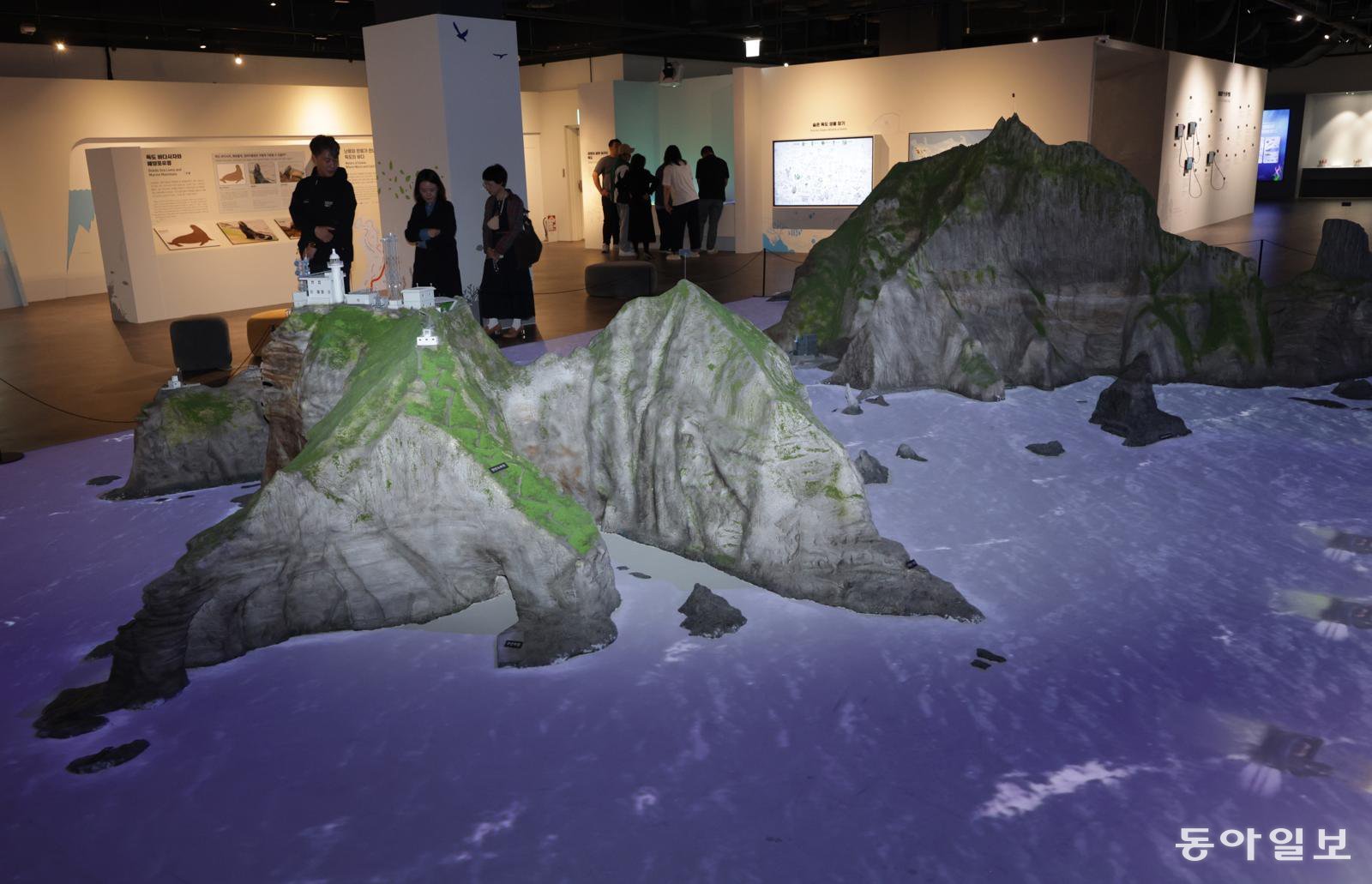 24일 오후 서울 영등포구 독도체험관에서 동북아역사재단 관계자들이 독도 모형을 살펴보고 있다. 변영욱 기자 cut@donga.com