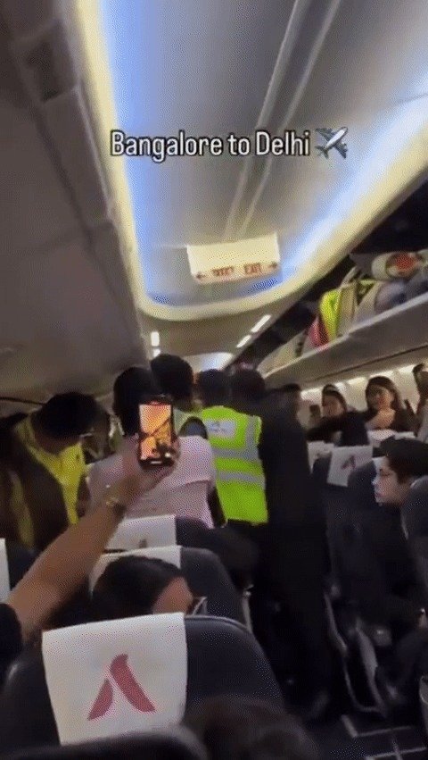 인도 벵갈루루에서 델리로 향하는 항공편에 탑승한 승객 한 명이 만취한 상태로 착석을 거부하다 항공편이 지연되는 일이 있었다. (출처=엑스)
