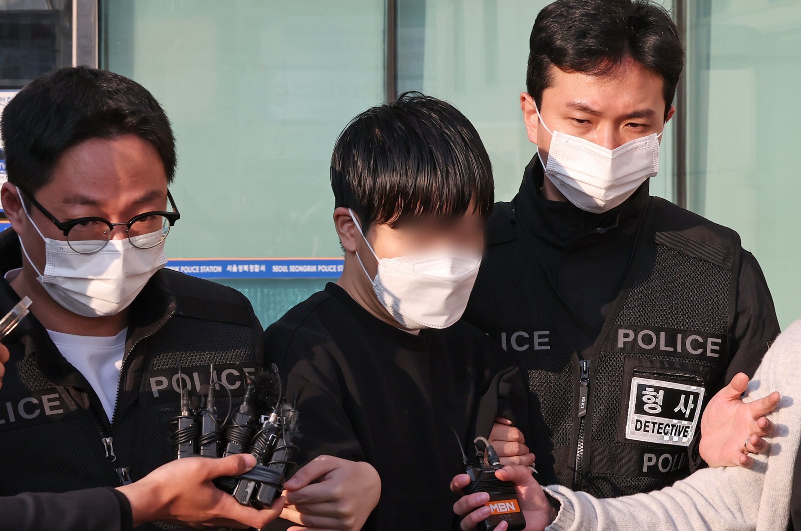 윤석열 대통령 파면 선고 날 경찰버스 유리창을 깬 30대 남성 이 모 씨가 11일 오전 서울 성북경찰서에서 검찰로 송치되고 있다.   2025.4.11/뉴스1