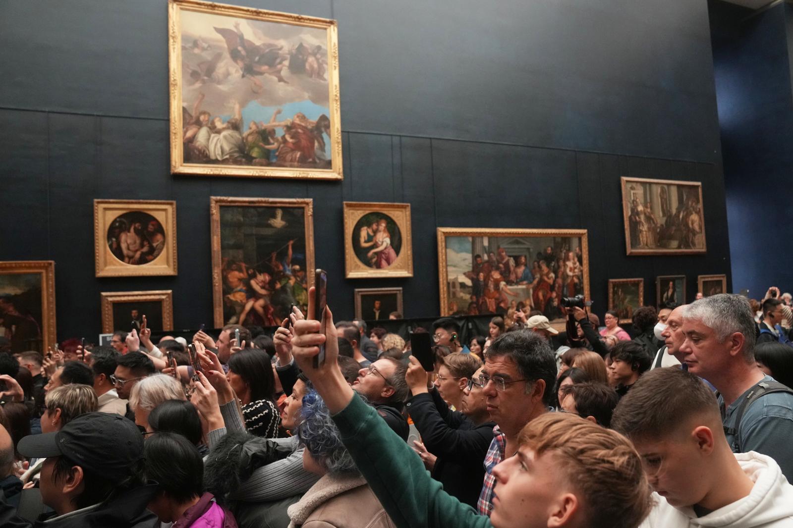 도난 사건 이후 루브르 박물관에 방문한 사람들. (출처=AP/뉴시스)