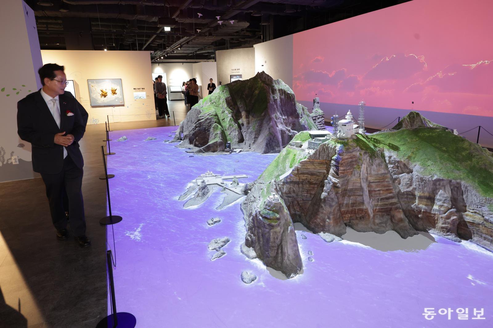 24일 오후 서울 영등포구 독도체험관에서 동북아역사재단 관계자들이 독도 모형을 살펴보고 있다. 2012년에 서대문에 개관했다 이날 영등포타임스퀘어 지하 2층에서 재개관했다. 변영욱 기자 cut@donga.com
