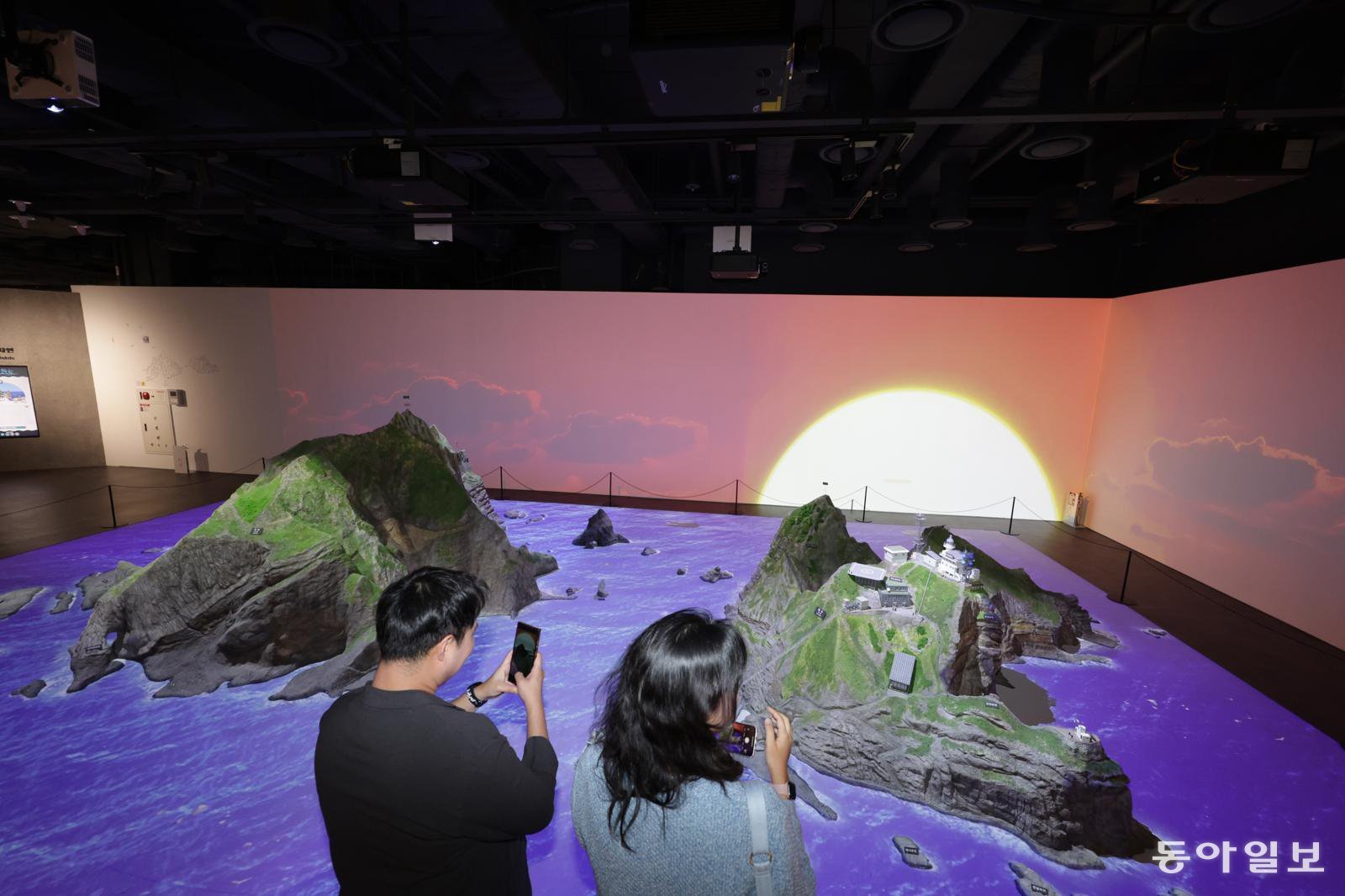 24일 오후 서울 영등포구 독도체험관에서 동북아역사재단 관계자들이 독도 모형을 살펴보고 있다. 2012년에 서대문에 개관했다 이날 영등포타임스퀘어 지하 2층에서 재개관했다. 변영욱 기자 cut@donga.com