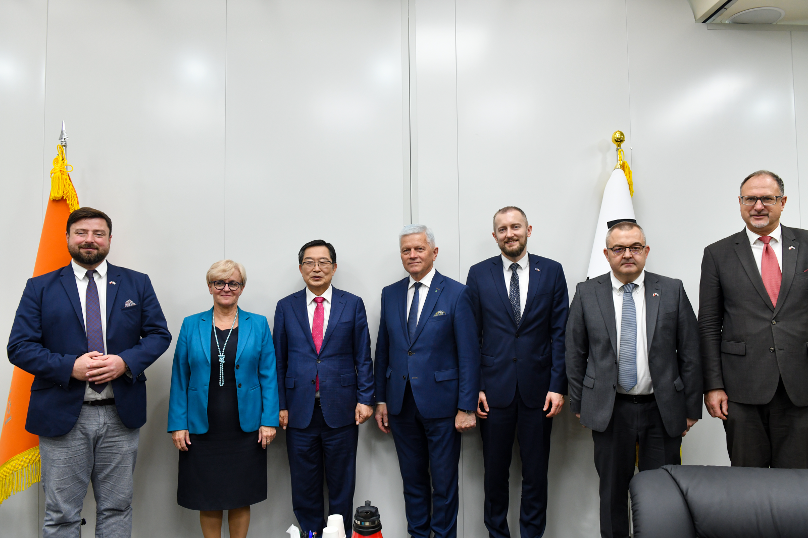 백승주 전쟁기념사업회장이 폴란드 하원 국방위 대표단과 기념촬영하고 있다.