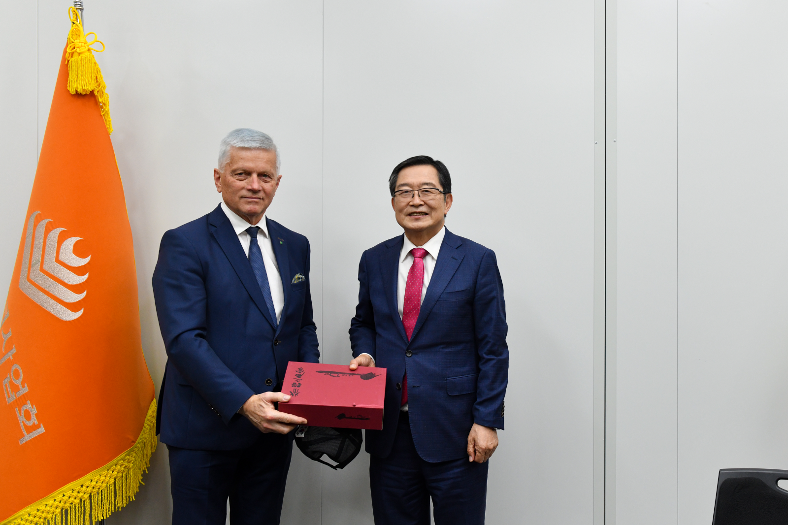 백승주 전쟁기념사업회장이 안제이 그집(Andrzej GRZYB) 폴란드 하원 국방위원장과 기념촬영하고 있다.