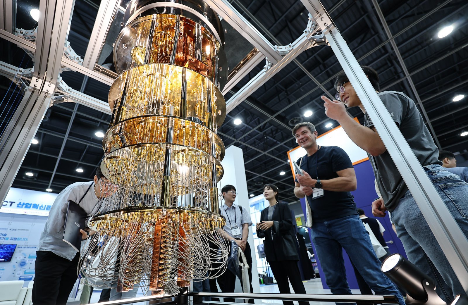 24일 서울 서초구 aT센터에서 열린 ‘퀀텀코리아 2025’에서 관람객들이 양자컴퓨터 모형을 살펴보고 있다. 2025.6.24/뉴스1