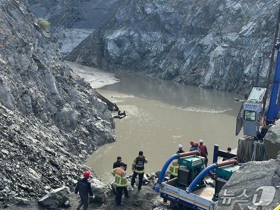 보령 채석장 덤프추락 사고 현장. (보령소방서) 뉴스1