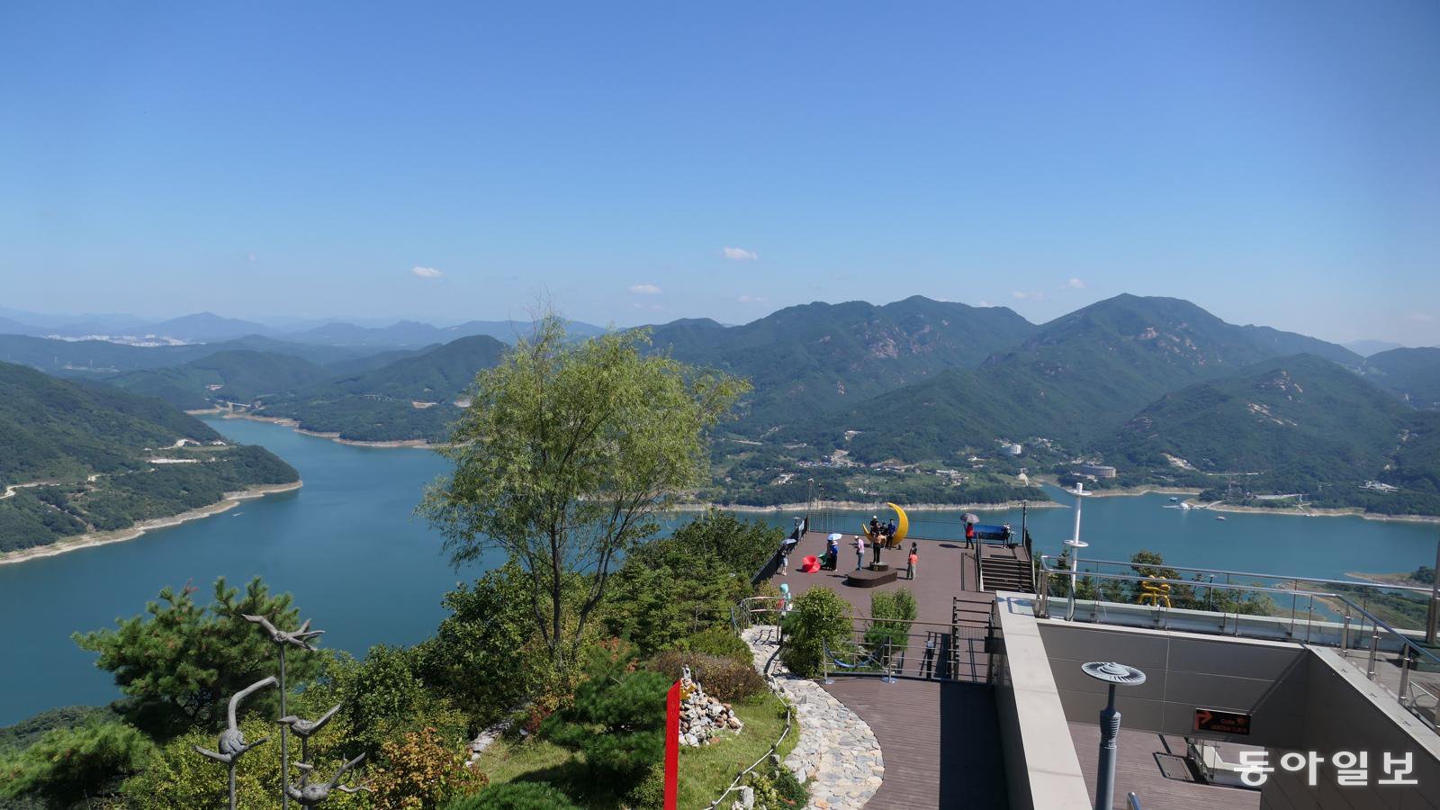 하늘전망대에서 바라본 청풍호 북쪽. 물 너머 작성산 동산 금수산 소백산 등이 펼쳐진다.