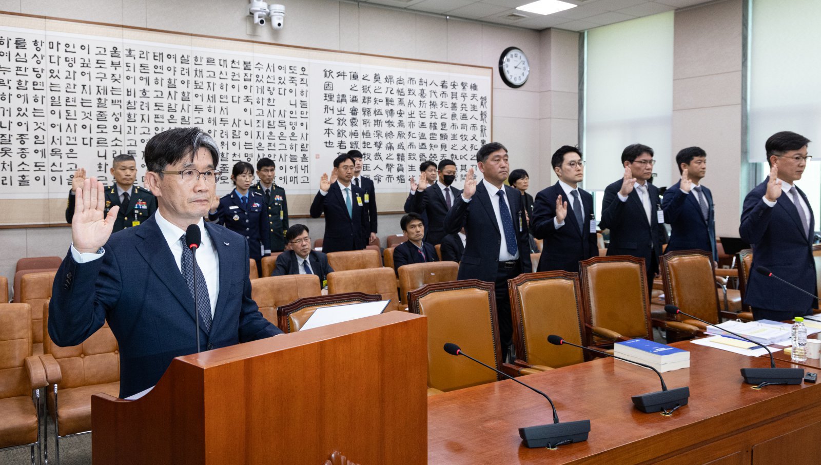 오동운 공수처장이 24일 서울 여의도 국회에서 열린 법제사법위원회 고위공직자범죄수사처 등에 대한 국정감사에 출석해 증인선서하고 있다. 2025.10.24/뉴스1 ⓒ News1 이승배 기자