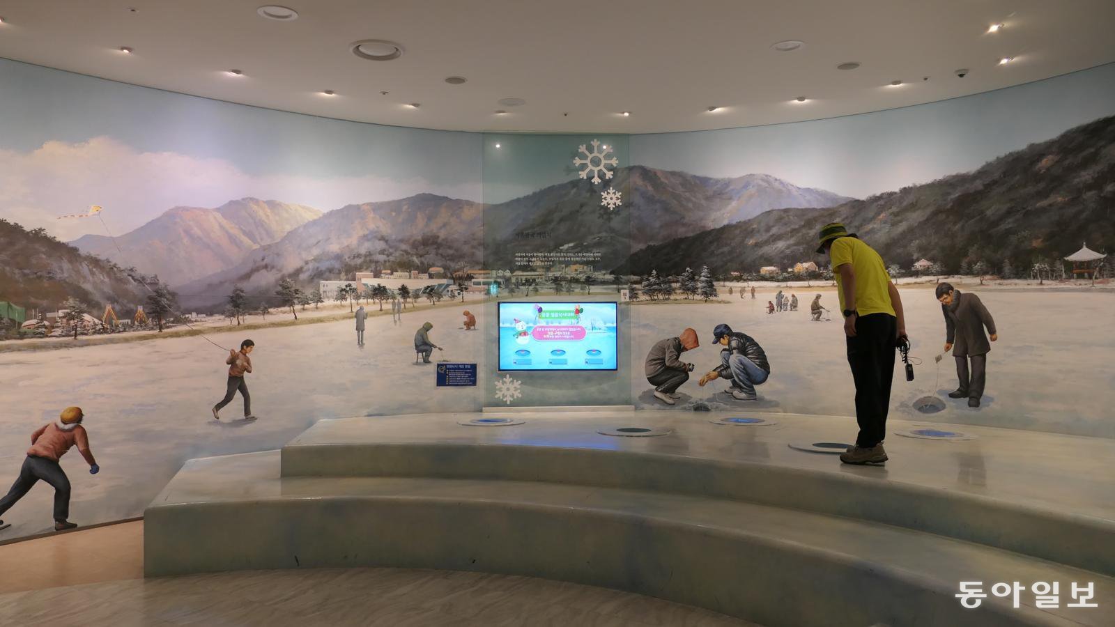 의림지 역사박물관에 조성된 겨울 의림지 풍경. 썰매와 스케이트를 지치고 빙어를 낚았다.