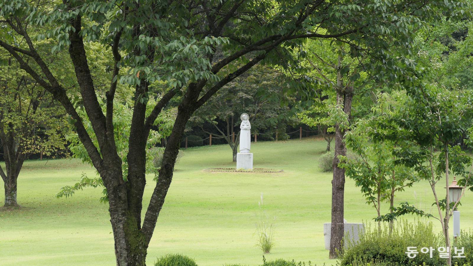 배론성지 아기 예수를 안은 성모상이 찾아온 사람들을 맞는다. 보기만 해도 차분해진다.