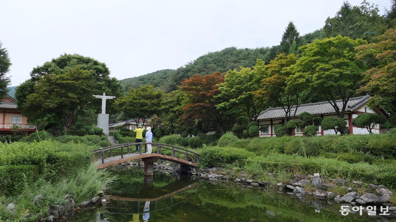 배론성지 예수 그리스도상 앞 연못.