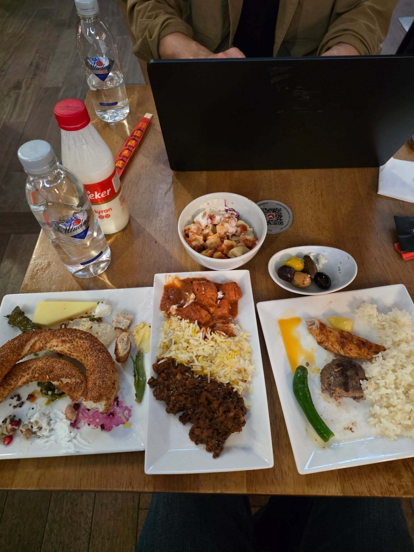 식사 와중에도 강의 준비하는 차인표. 신애라 페이스북