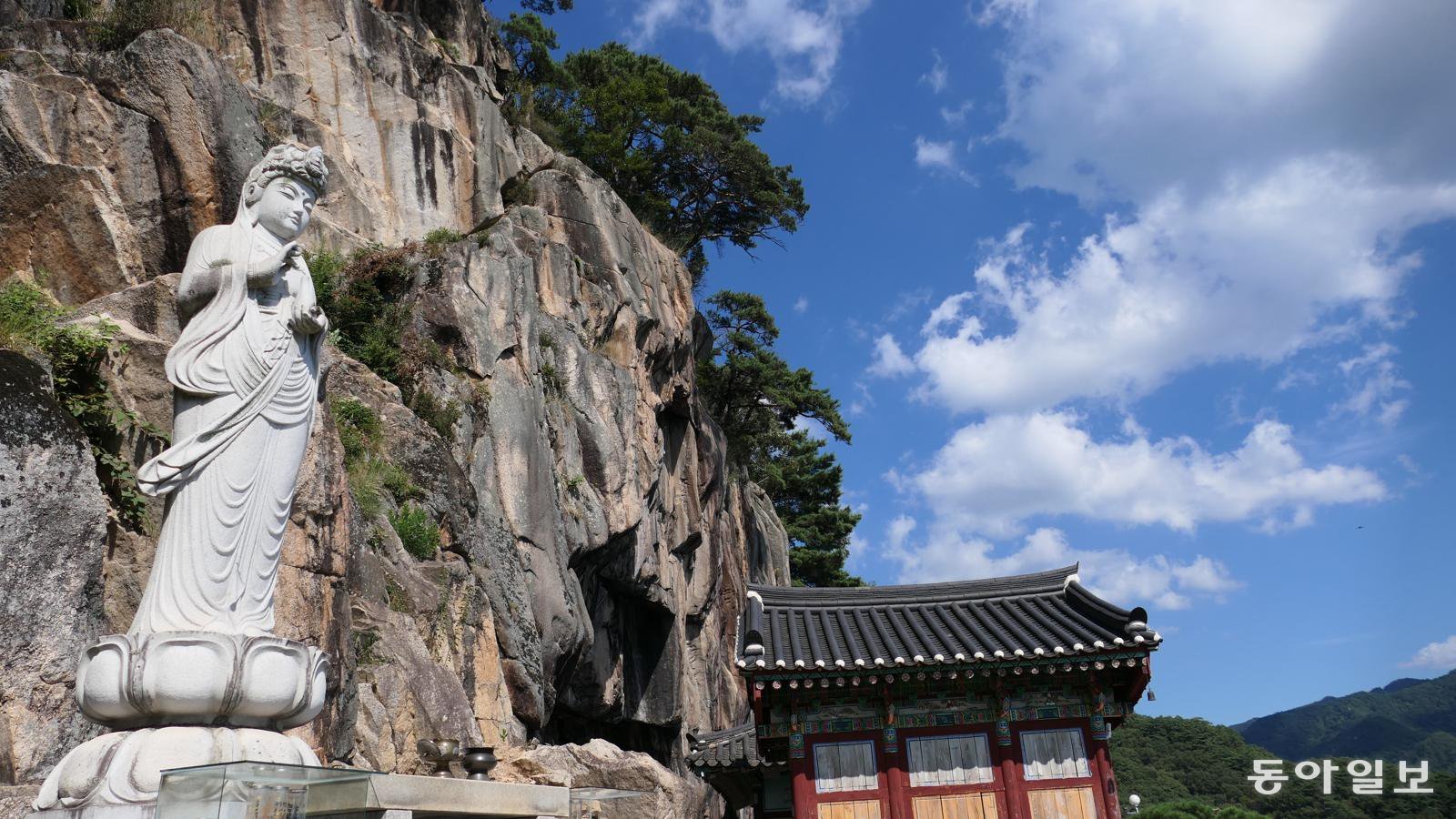 금수산 신선봉 능선에 자리한 정방사. 거대한 암벽 의상대 아래 선 해수관음상이 저 멀리 청풍호를 내려다본다. 관음보살은 자신의 깨달음을 늦추면서까지 중생의 고통과 신음을 듣고 자비로 구제한다.