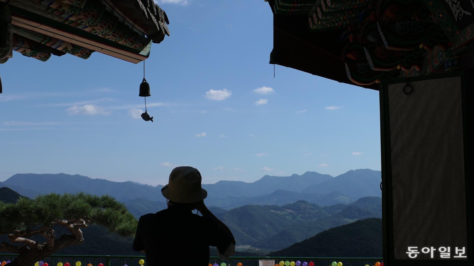 정방사 원통보전과 다른 전각 사이로 산들이 중첩해 펼쳐진다. 처마에 매달린 풍경, 그 밑 물고기가 자신을 들여다보라고 속삭인다.