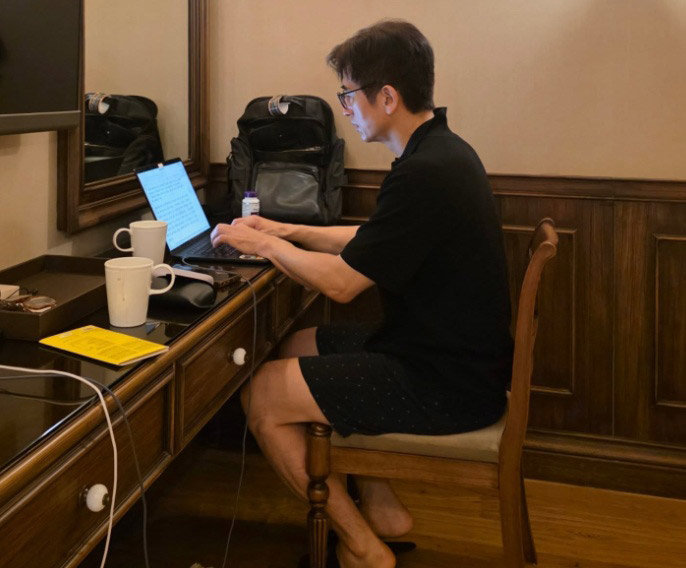 강의 준비하는 차인표. 신애라 페이스북