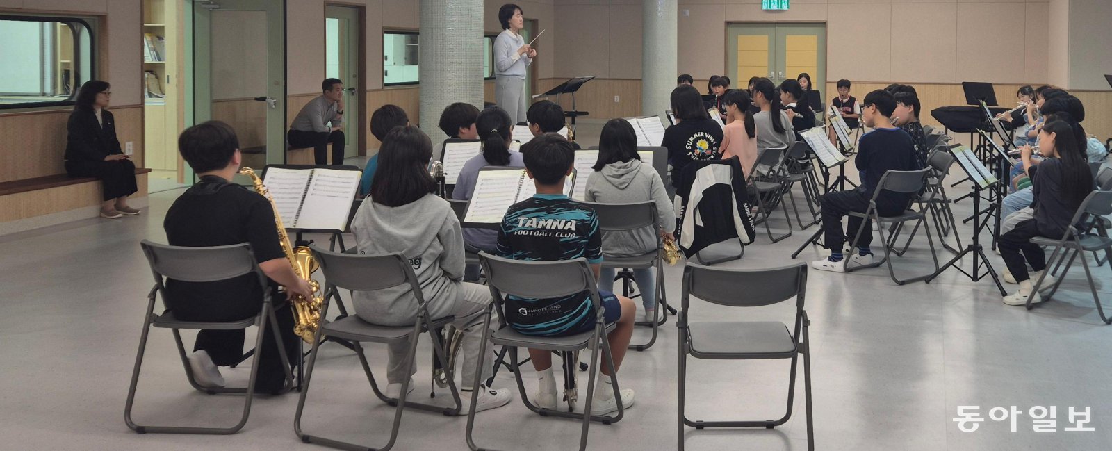 21일 송당목관앙상블 학생들이 송당초 악기연주실에 모여 다음 달 정기연주회를 위해 합주 연습을 하고 있다.
제주=김민지 기자 minji@donga.com