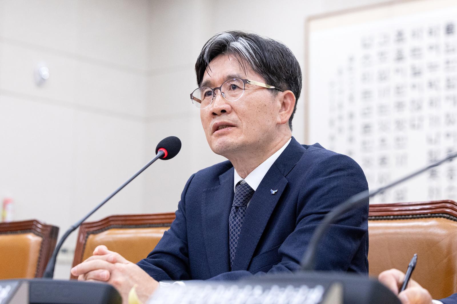 오동운 공수처장이 24일 서울 여의도 국회에서 열린 법제사법위원회 고위공직자범죄수사처 등에 대한 국정감사에 출석해 의원 질의에 답변하고 있다. 뉴스1