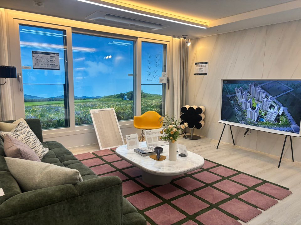 풍무역 푸르지오 더 마크 본보기집에 마련된 74B타입 유니트 거실. 황소영 기자 fangso@donga.com