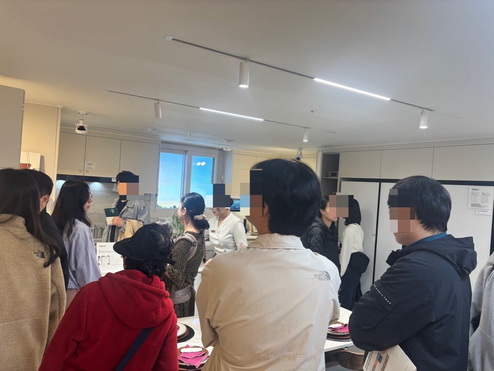 풍무역 푸르지오 더 마크 본보기집을 방문객이 둘러보고 있다. 황소영 기자 fangso@donga.com