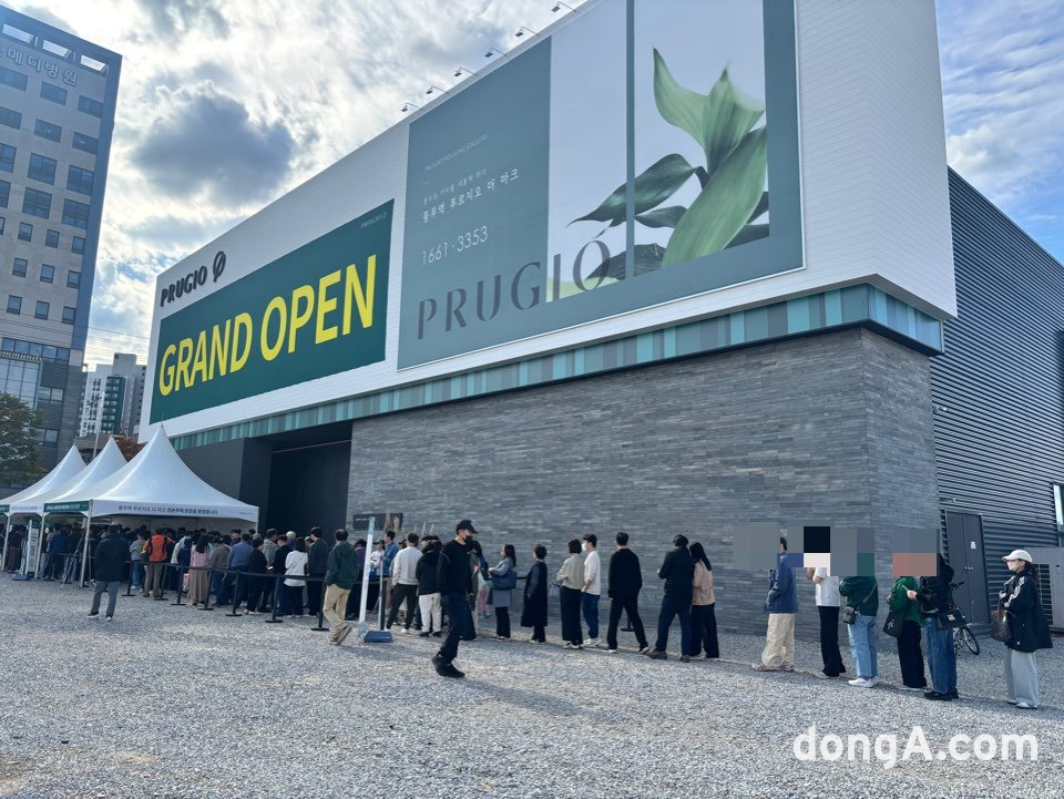 풍무역 푸르지오 더 마크 본보기집에 관람객이 입장 대기를 하고 있다. 황소영 기자 fangso@donga.com