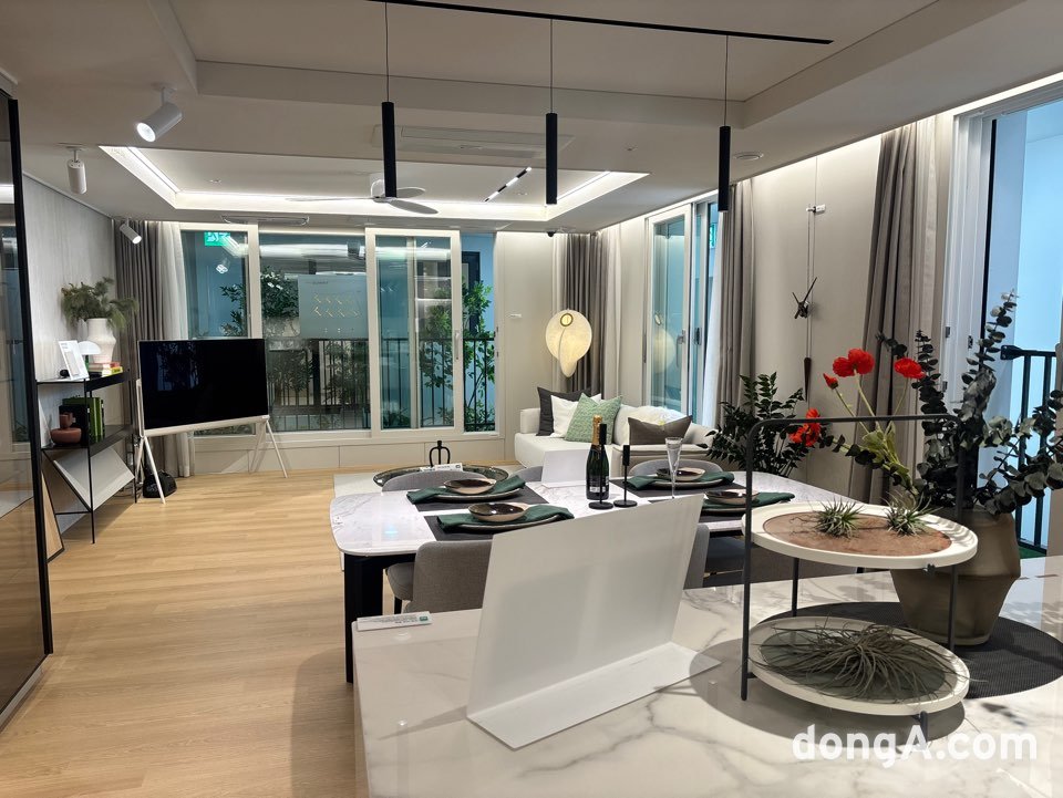 호반써밋 본보기집에 마련된 84타입 유니트 거실. 황소영 기자 fangso@donga.com