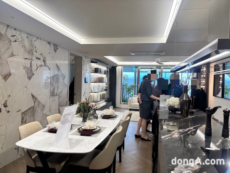 호반써밋 본보기집에 마련된 112타입 유니트 거실. 황소영 기자 fangso@donga.com