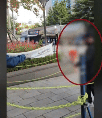 흉기로 경찰 위협하는 러시아인. 채널A 영상