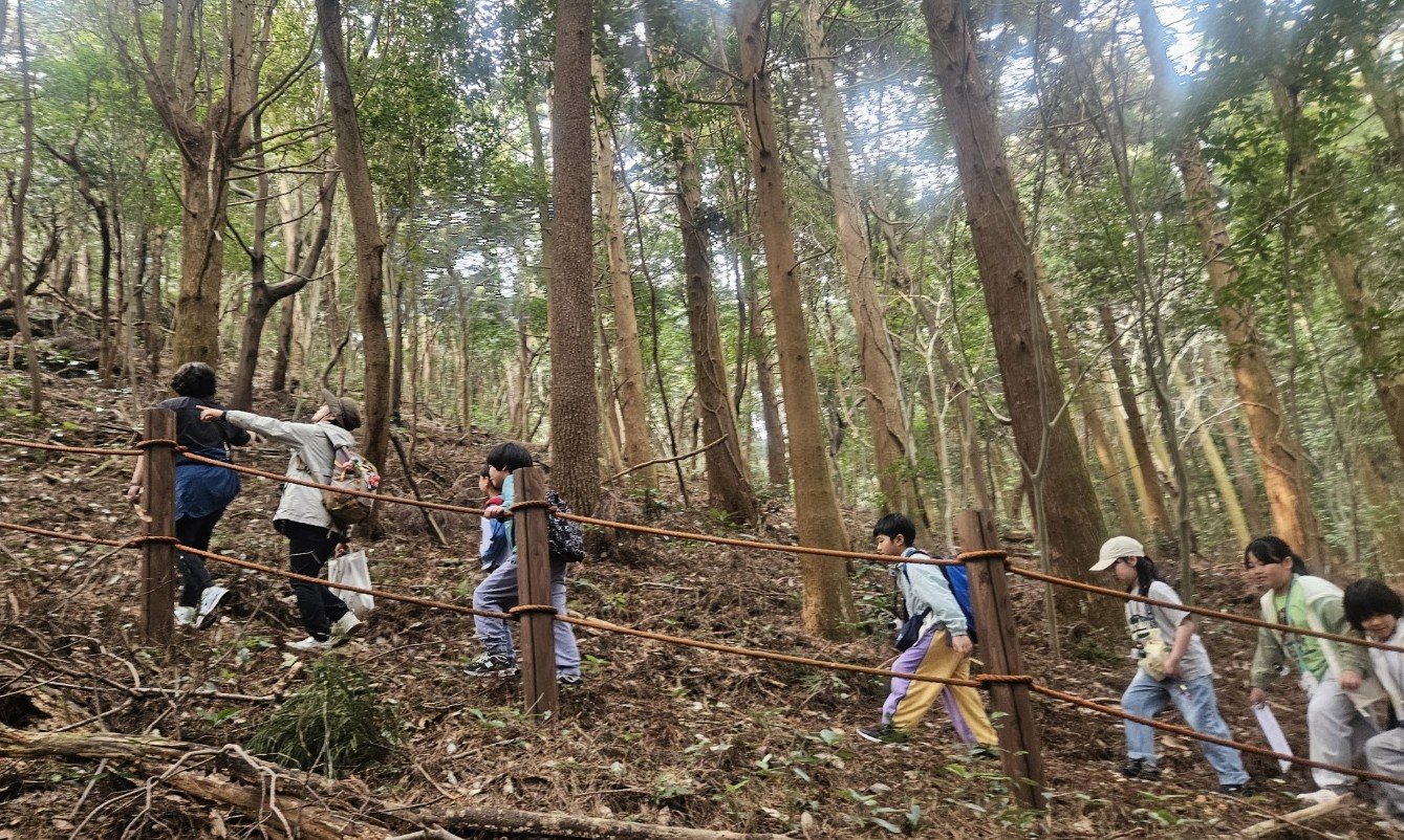 올 3월 제주시 구좌읍 송당초등학교 3, 4학년 학생들이 학교 인근 당오름을 오르고 있다. 송당초는 학교 특색 과목인 ‘송당과 신화’를 운영한다. 송당초 학생들은 매년 제주 신화를 배우고 생태해설사와 함께 오름을 직접 오르며 자연환경을 탐방한다. 송당초 제공