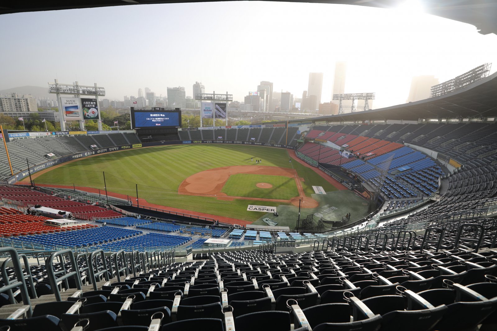 12일 오후 서울 잠실야구장에서 열릴 예정이던 2023 프로야구 키움 히어로즈와 두산 베어스의 경기가 미세먼지로 취소, 전광판에 미세먼지로 취소 됐다는 안내문이 나오고 있다. 2023.04.12 [서울=뉴시스]