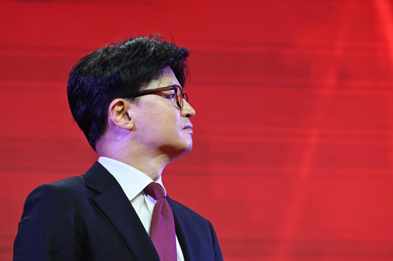 한동훈 국민의힘 대선 경선 후보가 3일 경기 고양시 킨텍스에서 열린 제5차 전당대회에서 김문수 후보의 수락 연설을 바라보고 있다. (공동취재) 2025.5.3/뉴스1