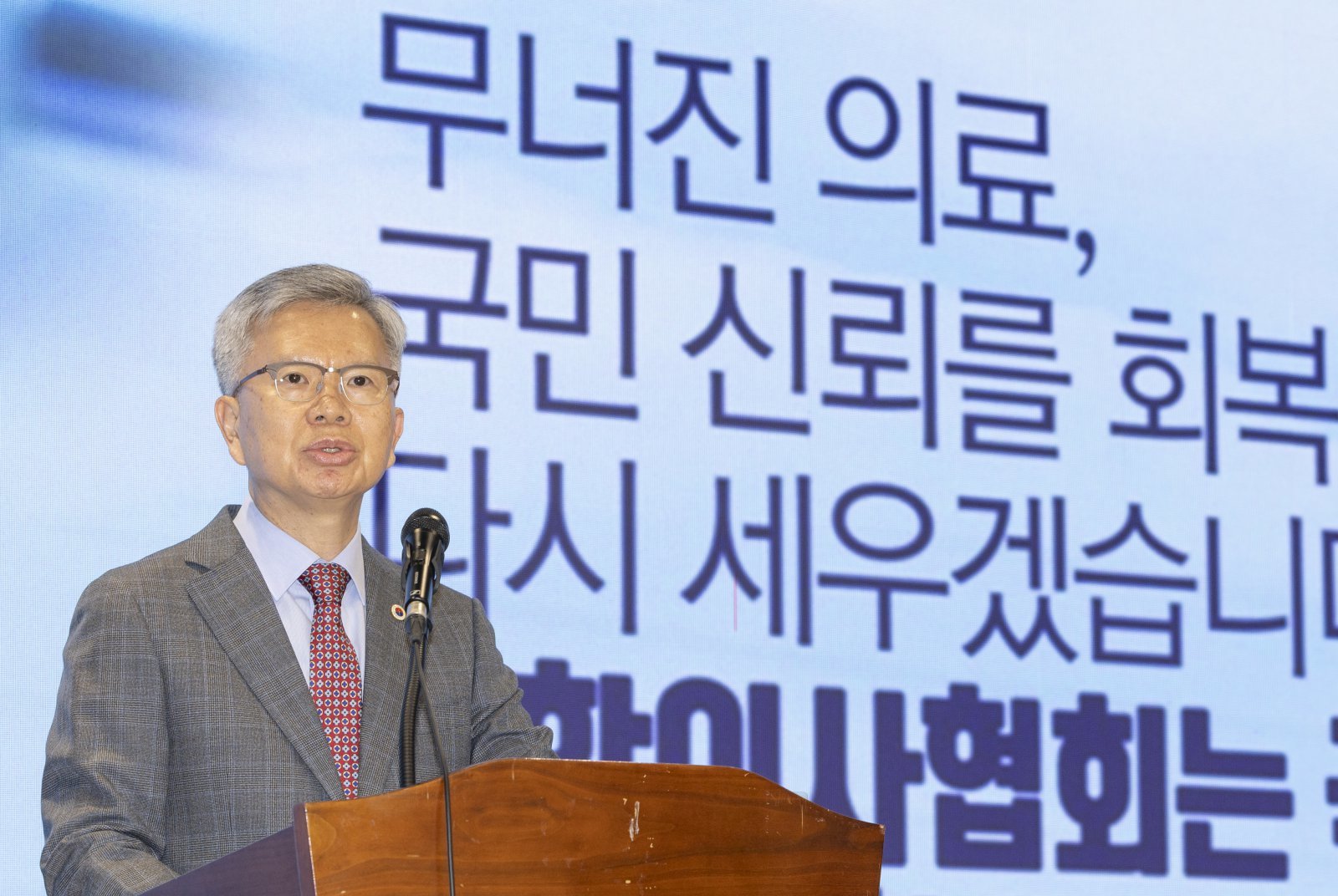 김택우 대한의사협회장이 28일 오후 서울 용산구 대한의사협회에서 열린 제43대 의협 집행부 제28차 의료현안 관련 정례브리핑에서 발언하고 있다. 2025.08.28.[서울=뉴시스]