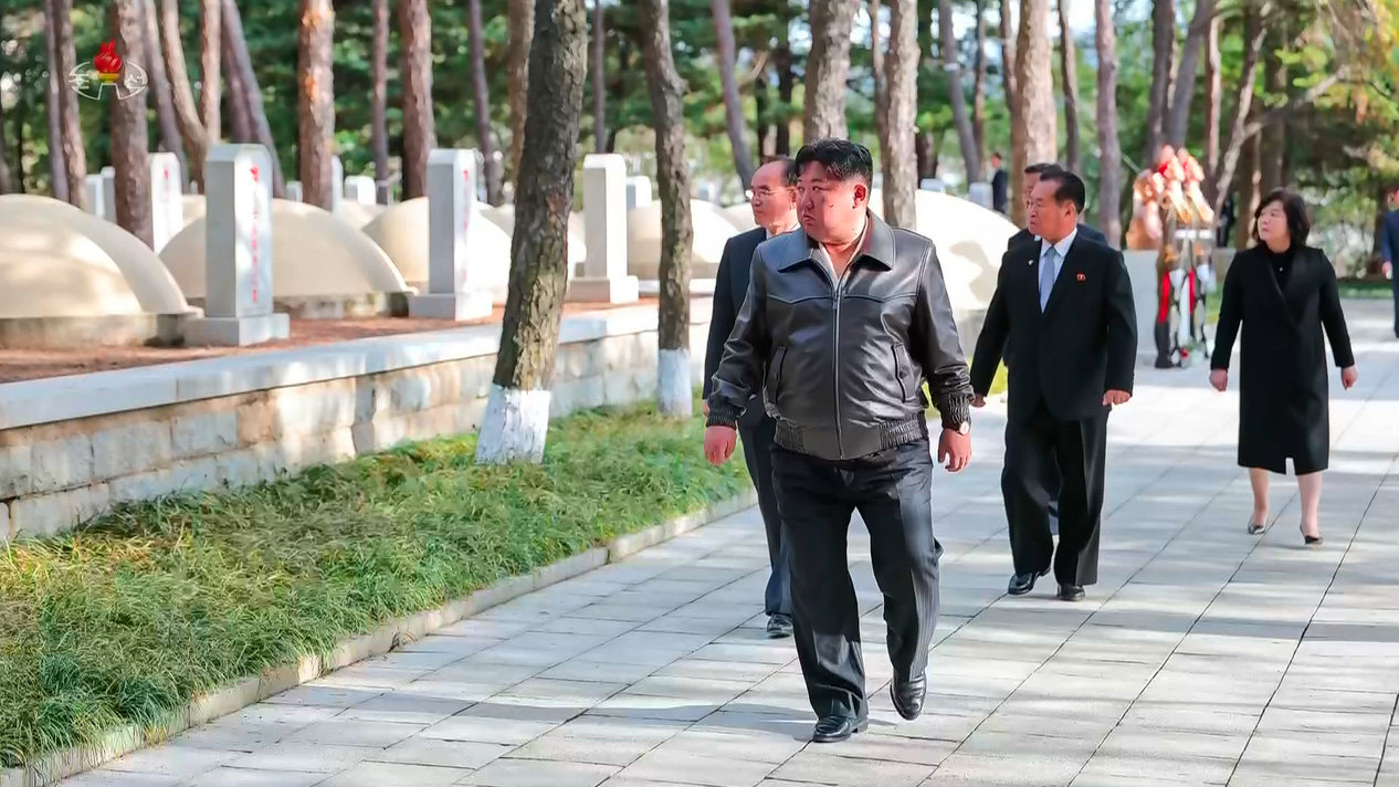 김정은 북한 국무위원장이 중국의 6·25전쟁 참전 75주년 기념일(10월 25일)을 맞아 지난 24일 평안남도 회창군 중국인민지원군 열사능원을 찾아 ‘숭고한 경의’를 표했다고 북한 조선중앙TV가 25일 보도했다.   김 위원장은 중공군 전사자들을 추모하며 묵념한 뒤 마오쩌둥 전 주석의 장남이자 6·25 전쟁에서 전사한 마오안잉의 묘에 헌화했다. (사진=조선중앙TV 캡처) 2025.10.25. [서울=뉴시스]