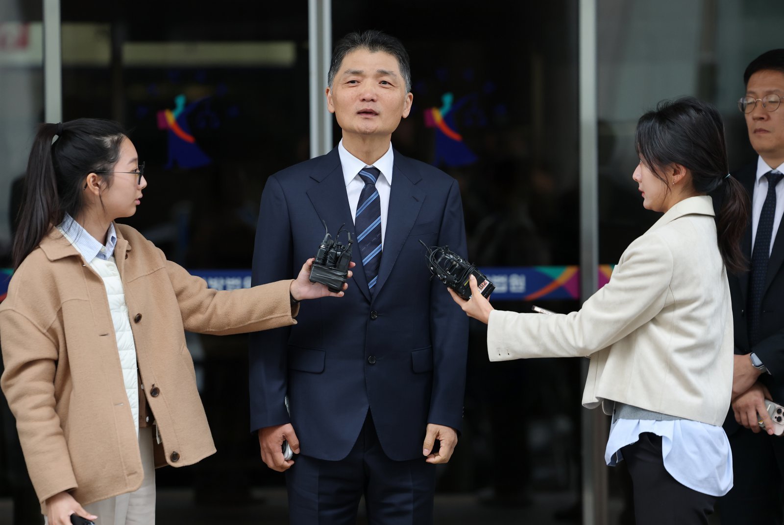 카카오 창업자 김범수 경영쇄신위원장이 지난 21일 서울 양천구 서울남부지방법원에서 열린 자본시장법 위반 1심 선고 공판에서 무죄를 선고받은 후 심경을 밝히고 있다./뉴스1