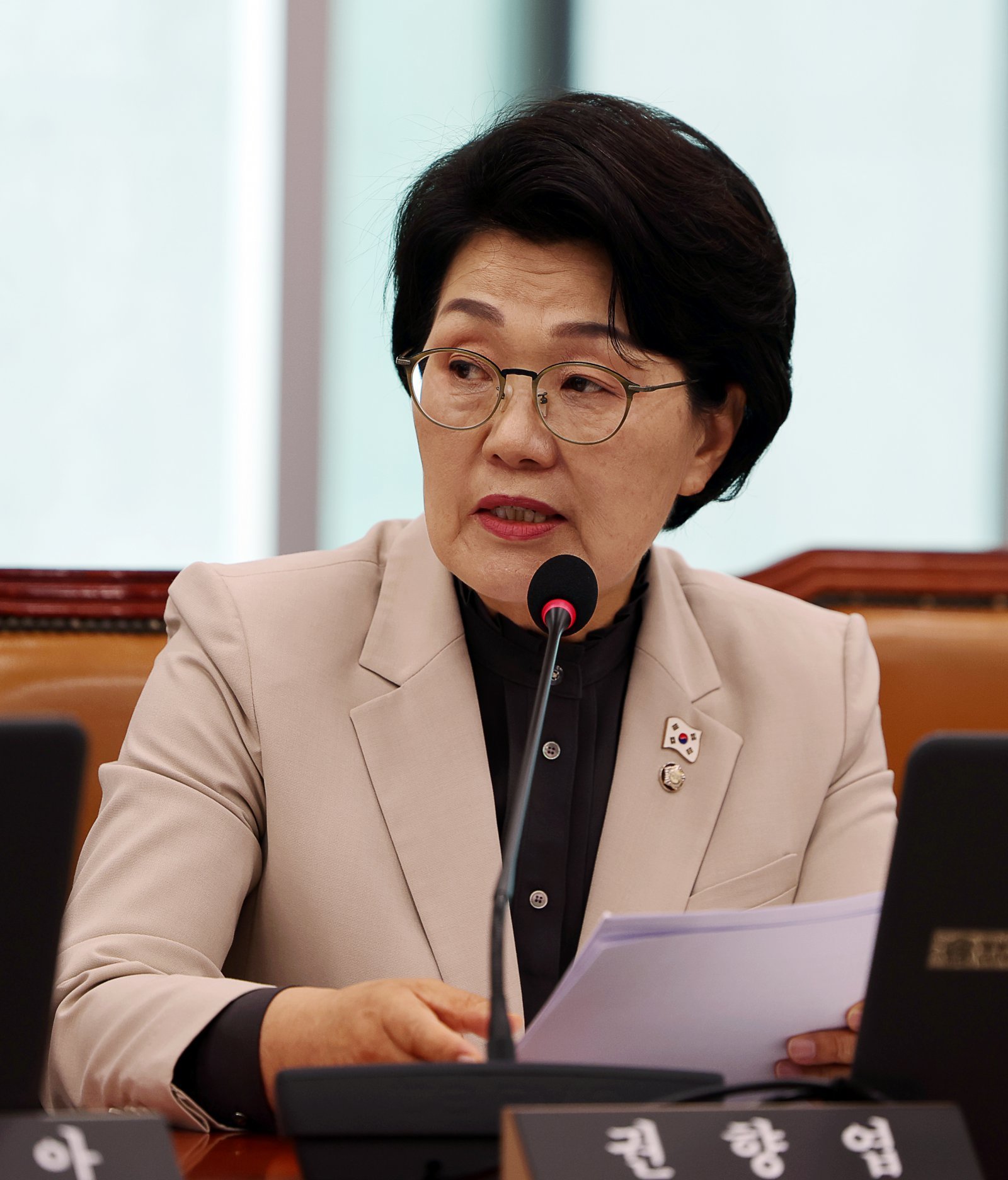 권향엽 더불어민주당 의원이 16일 오전 서울 여의도 국회 산업통상자원중소벤처기업위원회에서 열린 대한무역투자진흥공사·한국무역보험공사 등에 대한 국정감사에서 민병주 한국산업기술진흥원장에게 질의하고 있다. 2025.10.16. [서울=뉴시스]