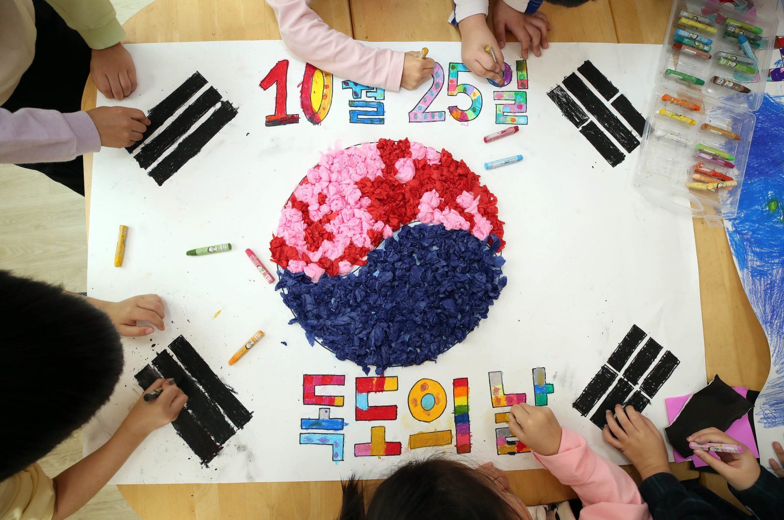 독도의 날(10.25)을 이틀 앞둔 23일 광주 북구청어린이집에서 아이들이 색종이를 이용해 도화지에 모자이크로 태극기와 한반도 모양을 꾸미고 있다.(광주 북구 제공. 재판매 및 DB 금지) 2025.10.23/뉴스1