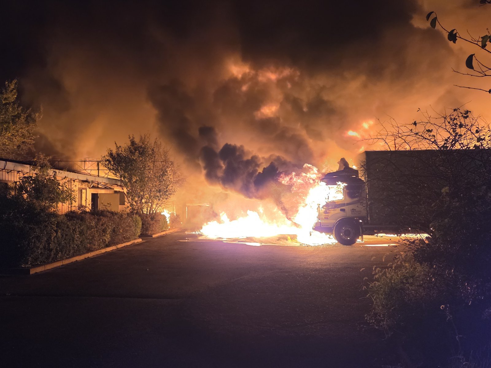 25일 아산의 한 동물사료공장에서 불이 났다. 아산소방서 제공.