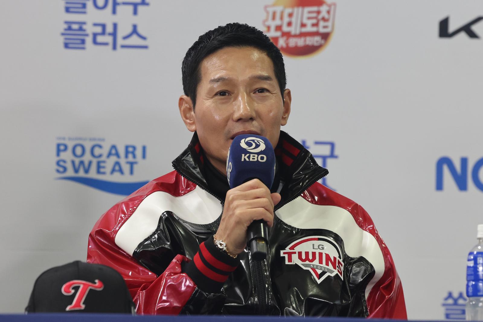 염경엽 LG 트윈스 감독이 25일 서울 잠실야구장에서 열린 2025 신한 SOL뱅크 KBO 한국시리즈 미디어데이에서 각오를 밝히고 있다. LG와 한화의 한국시리즈 1차전은 오는 26일 잠실야구장에서 펼쳐진다. 2025.10.25/뉴스1