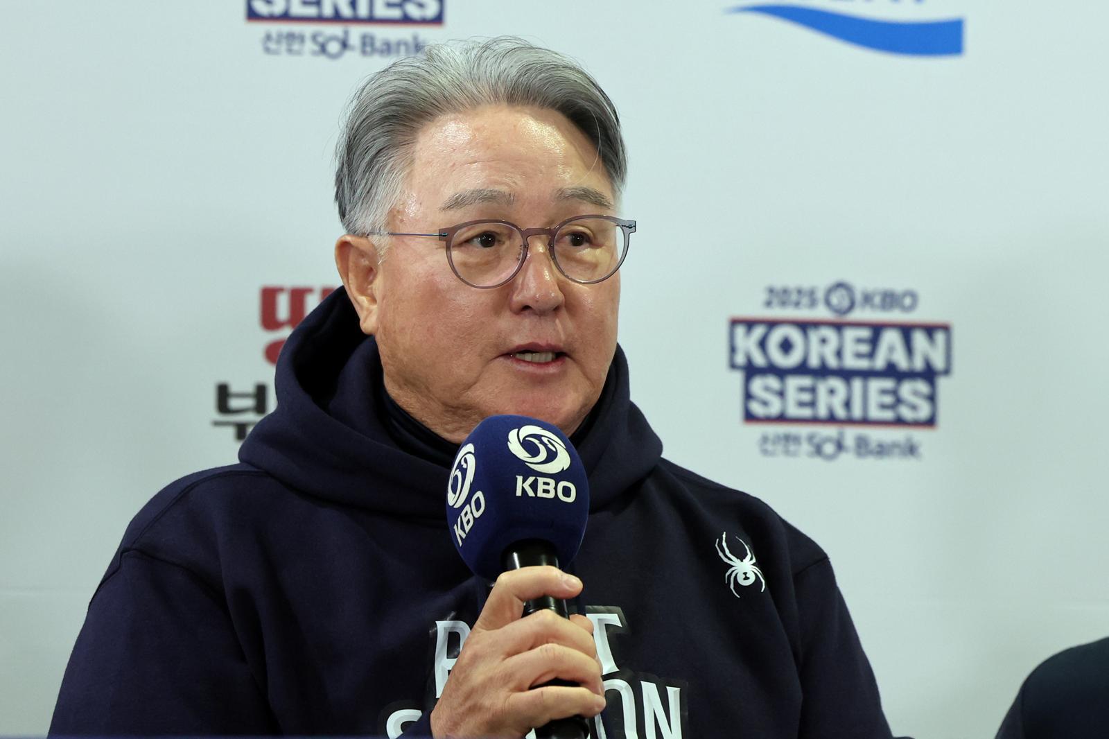 김경문 한화 이글스 감독이 25일 서울 잠실야구장에서 열린 2025 신한 SOL뱅크 KBO 한국시리즈 미디어데이에서 각오를 밝히고 있다. LG와 한화의 한국시리즈 1차전은 오는 26일 잠실야구장에서 펼쳐진다. 2025.10.25/뉴스1