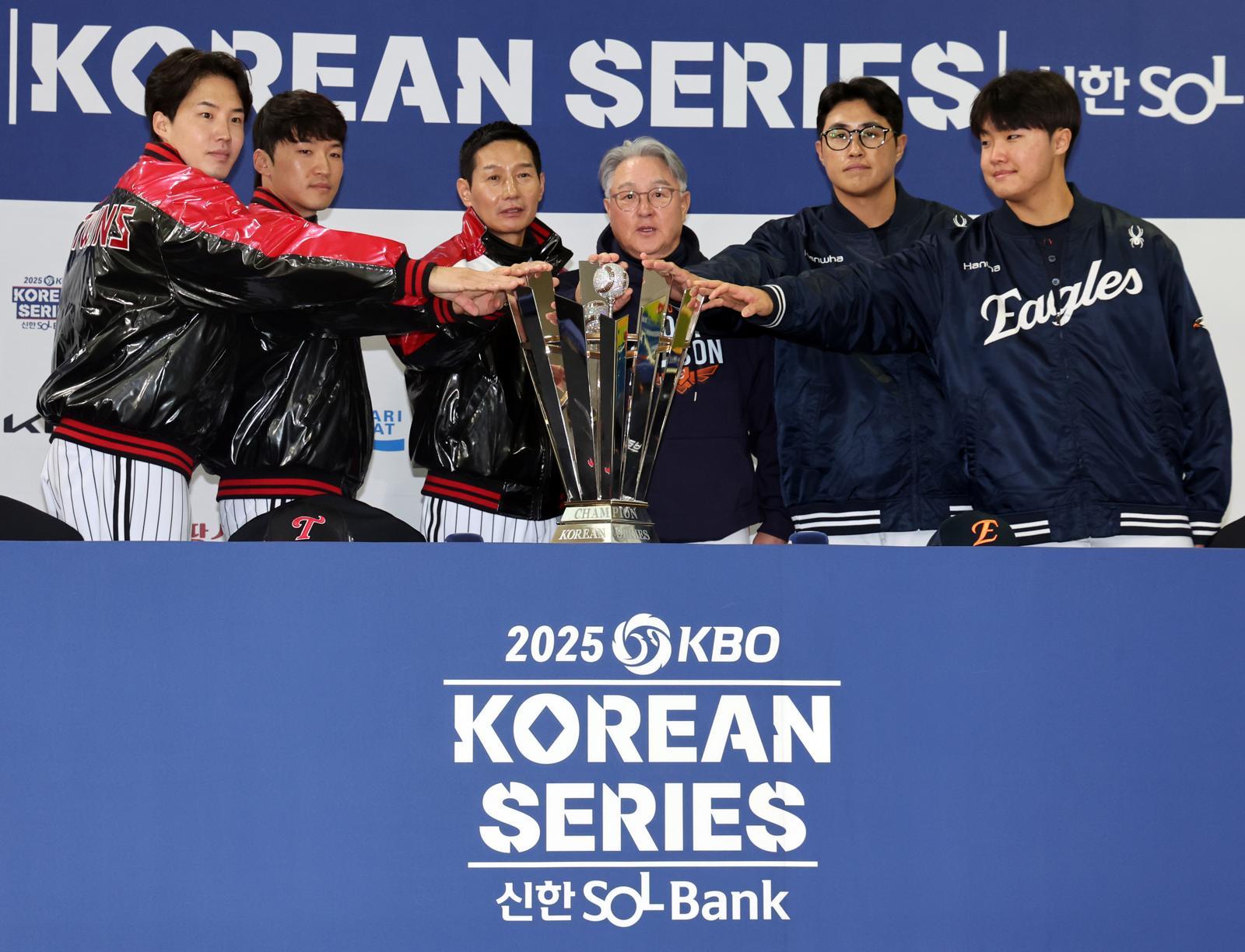 25일 서울 잠실야구장에서 열린 2025 신한 SOL뱅크 KBO 한국시리즈 미디어데이에서 LG·한화 감독, 선수들이 트로피에 손을 모으고 있다. LG와 한화의 한국시리즈 1차전은 오는 26일 잠실야구장에서 펼쳐진다. 2025.10.25/뉴스1