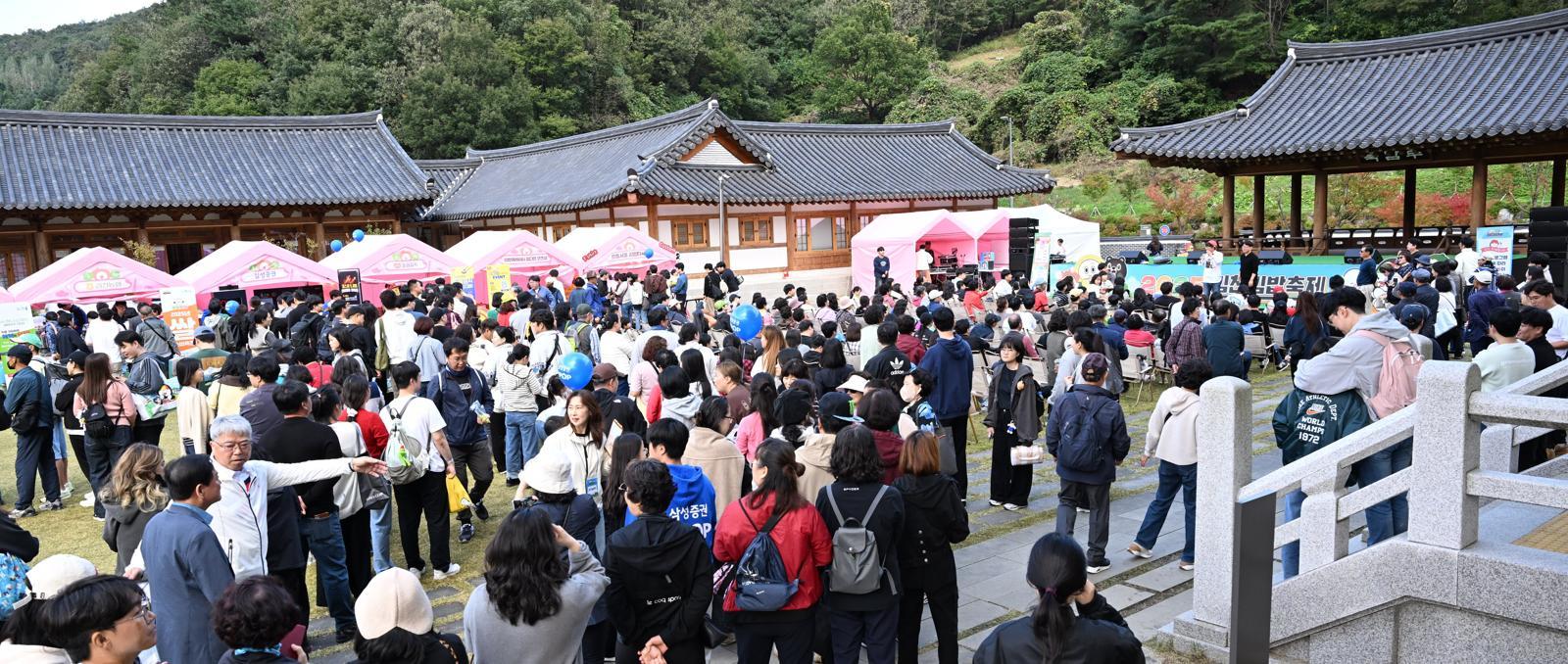 주말인 25일 김천 사명대사공원과 직지문화공원 등에서 개막한 김천김밥축제에 인파가 몰려 인산인해를 이루고 있다. 축제는 26일까지 이어진다. 김천시 제공