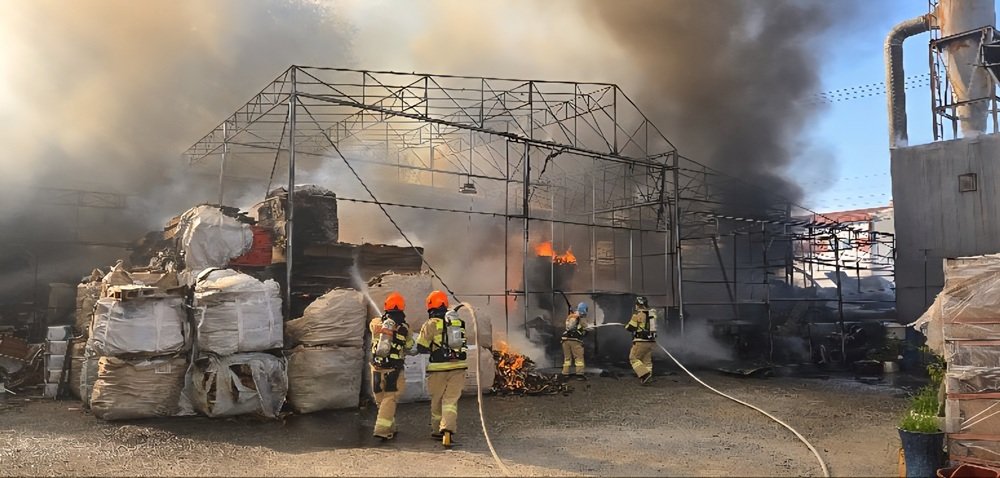 소방 대원들이 오류동 목재 공장 화재를 진압하고 있다. (인천소방본부 제공)