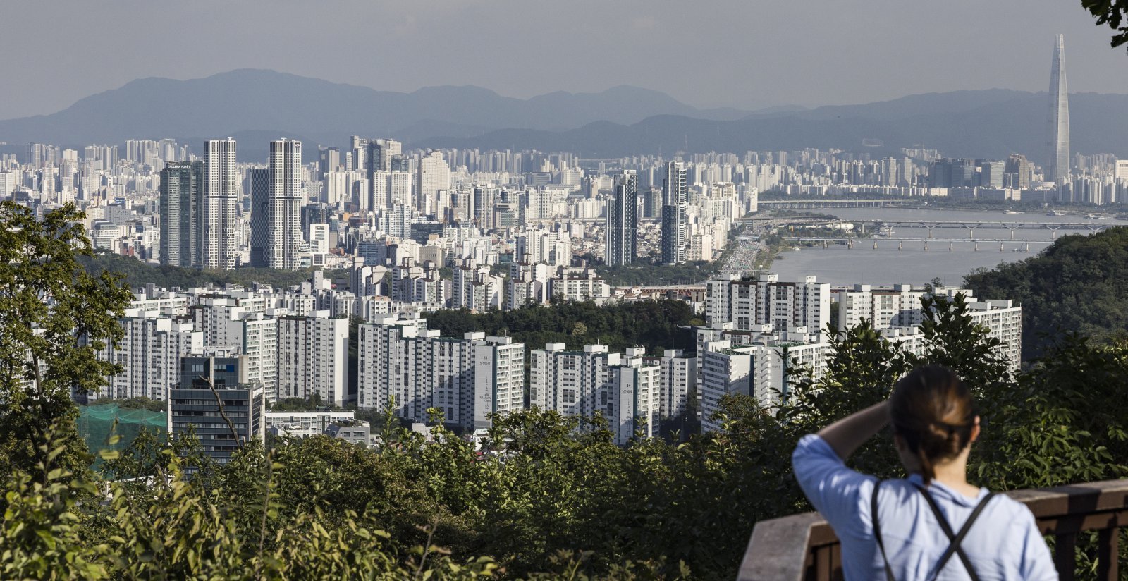 5일 서울 중구 남산에서 성동구와 광진구 등 한강벨트 인근 아파트 대단지 모습이 보이고 있다. 한국부동산원의 주간 아파트가격 동향 조사 결과에 따르면 지난 22일 기준 전국 아파트 매매가격(0.02%→0.03%)과 수도권(0.04%→0.07%)의 상승폭이 확대됐다. 특히 성동구와 마포구, 광진구 등 ‘한강벨트’ 중심으로 집값이 오르는 모양새다. 경기도에서도 재건축 등 개발 호재가 가시화된 분당, 광명, 과천 위주로 상승했다. 뉴시스