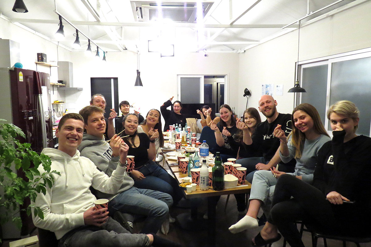 픽셀하우스 초창기 외국인 이용자들이 모여서 파티를 하는 모습. 로카101제공