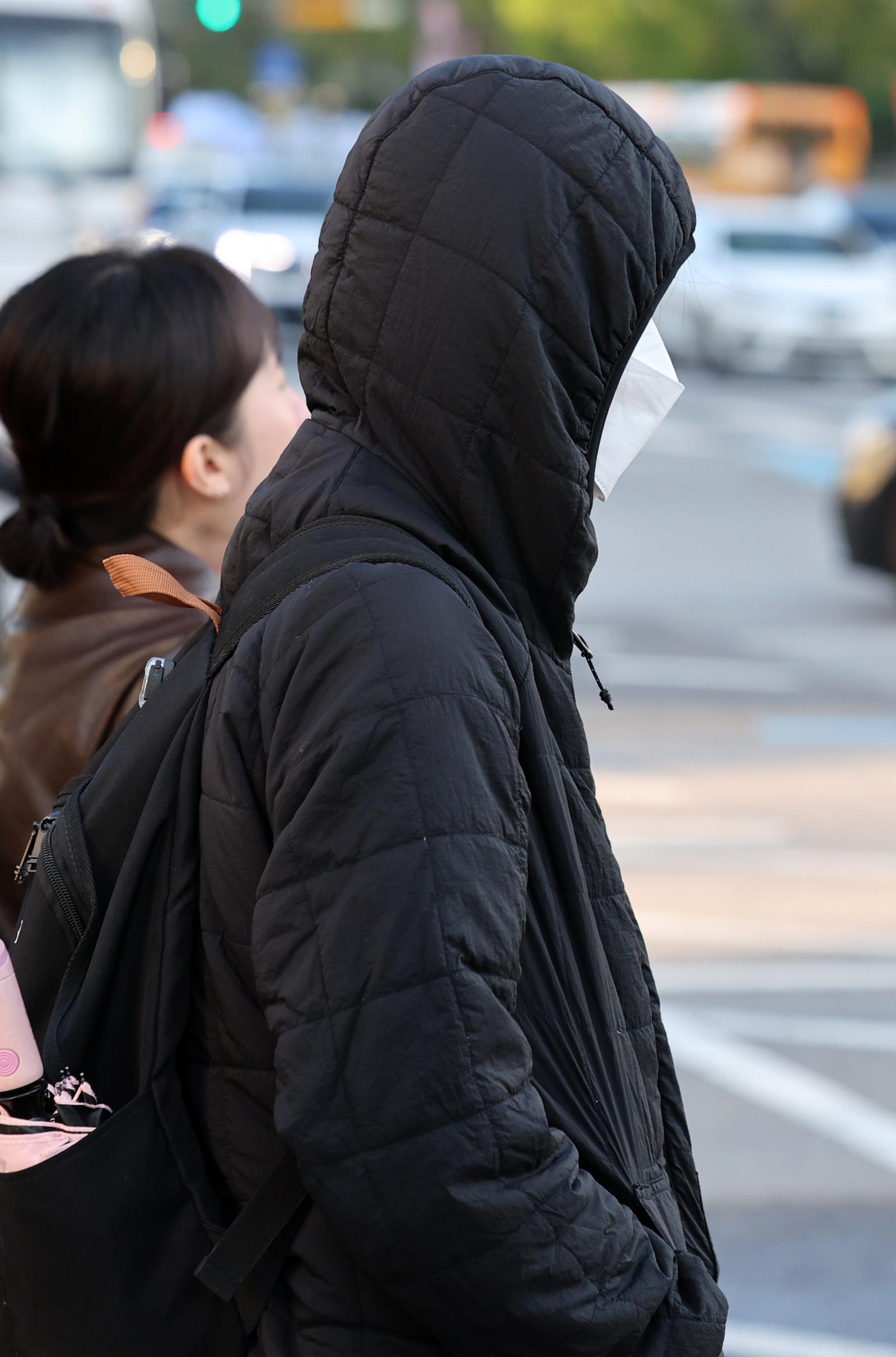 쌀쌀한 날씨가 이어지고 있는 22일 오전 서울 종로구 광화문네거리에서 두꺼운 외투를 입은 시민이 발걸음을 재촉하고 있다. 2025.10.22. 서울=뉴시스