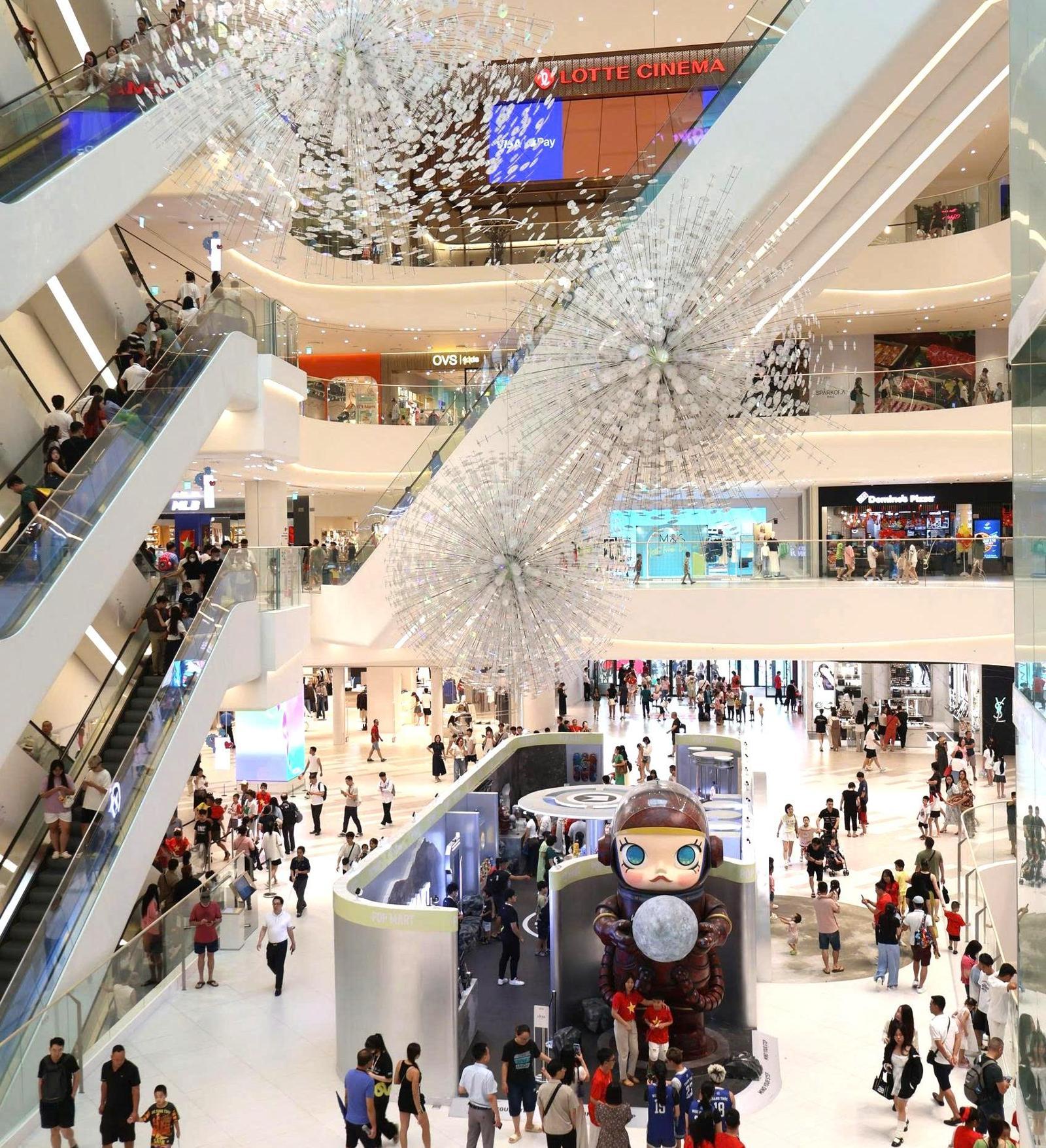 롯데몰 웨스트레이크 하노이에서 연 팝업 행사에 몰려든 고객들의 모습.