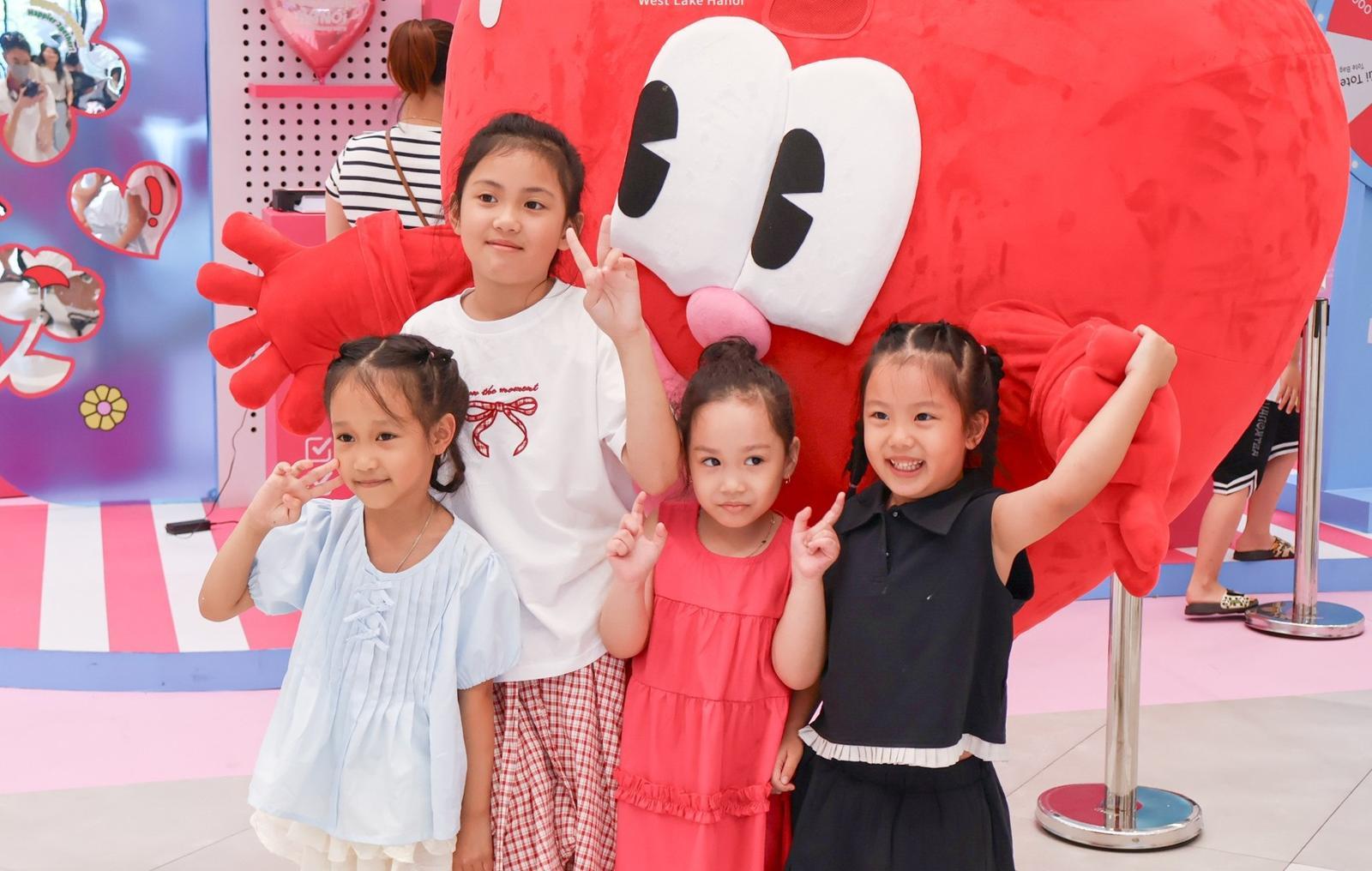 롯데몰 웨스트레이크 하노이 개점 2주년 기념 포토존에서 촬영하는 고객들의 모습.