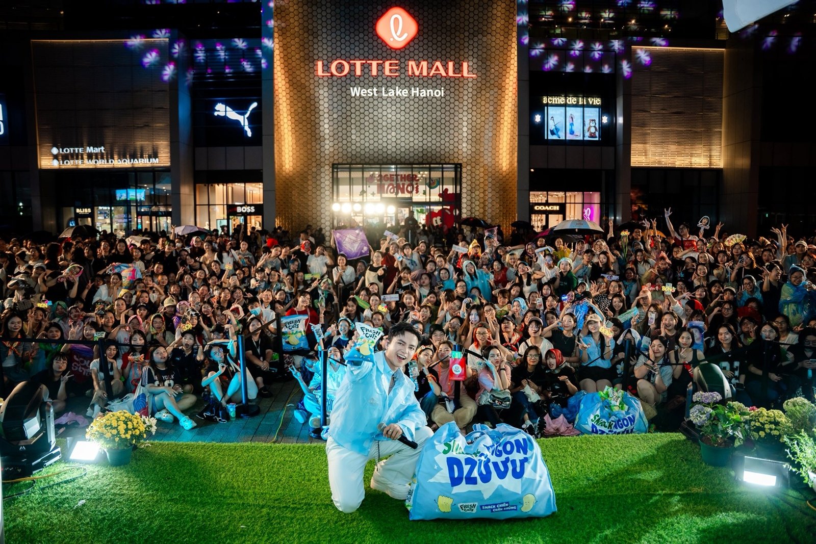 하노이 최대 핫플레이스로 부상한 롯데몰 웨스트레이크의 야외 광장 행사에 모여든 고객들의 모습.