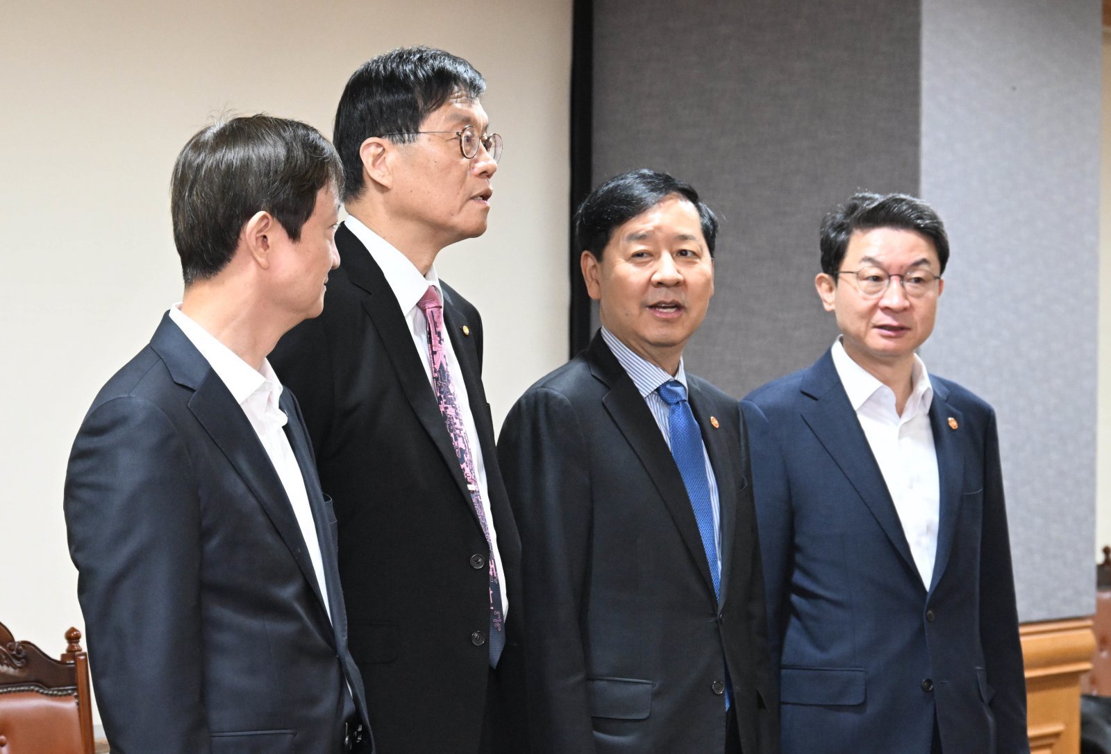 구윤철 부총리 겸 기획재정부 장관이 24일 오전 서울 중구 은행연합회에서 열린 시장상황점검회의에서 참석자들과 기념촬영을 하고 있다. 왼쪽부터 이찬진 금융감독원장, 이창용 한국은행 총재, 구 부총리, 이억원 금융위원장. 2025.10.24 기획재정부 제공